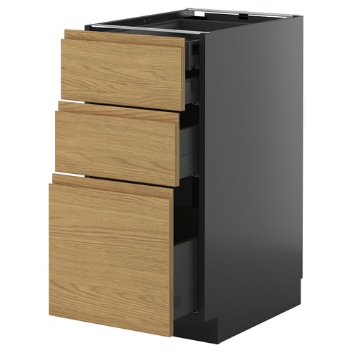 Moderne keukenkast met strakke eikenhouten lades en greeploze grijze zijkanten, met een minimalistisch maar functioneel ontwerp.