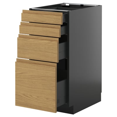 Een ikea METOD keukenblok, voorzien van een donkergrijze kast met eikenkleurige handgrepen. Het heeft vier lades met een minimalistisch ontwerp.