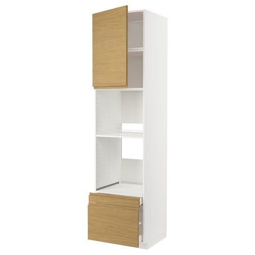 Een witte METOD keukenkast met eikenkleurige handgrepen en open delen.