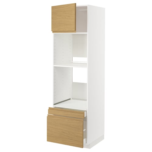 METOD keukenblok met eikenhouten fronten en witte zijkanten. Hoge, slanke, open planken.