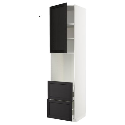 Moderne witte METOD keukenkast met zwarte deuren en lades, een combinatie van open en gesloten opbergruimte, lang en smal met een strak, minimalistisch design.