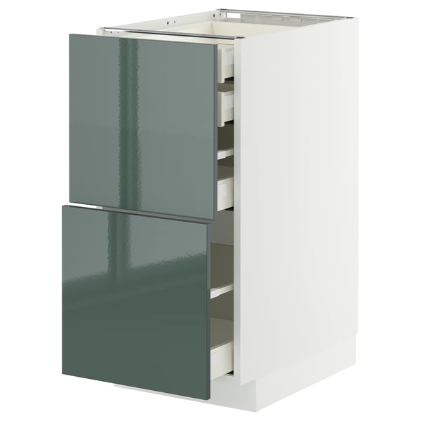 Een moderne, glanzend groene, ikea METOD keukenkast met drie lades en een strak design.