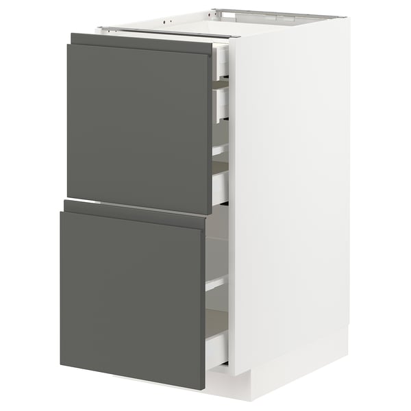 Moderne keukenkast met donkergrijze lades, witte voet en strak design.