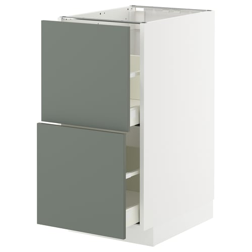 Moderne keukenkast, METOD met grijsgroene nickebo fronten, witte voet, twee lades open, slank en strak design.