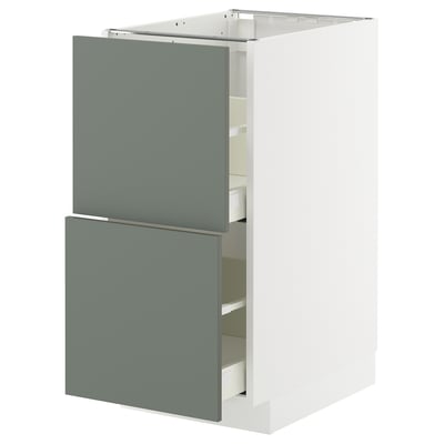 Moderne keukenkast, METOD met grijsgroene nickebo fronten, witte voet, twee lades open, slank en strak design.