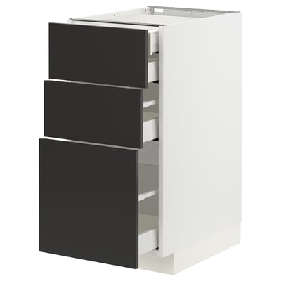 Moderne witte METOD keukenkast met drie zwarte lades.