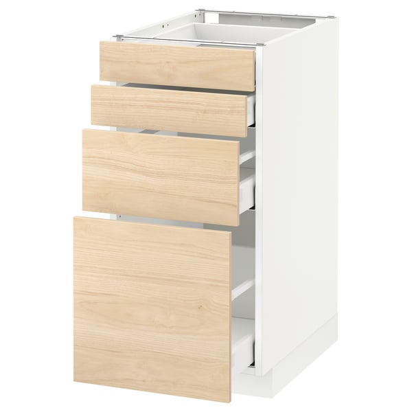 Een witte en lichte askleurige keukenkast met drie houten lades.