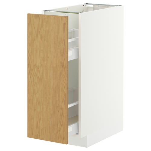 Een witte METOD kast met een open eiken fineer deur, die uittrekbare planken onthult.