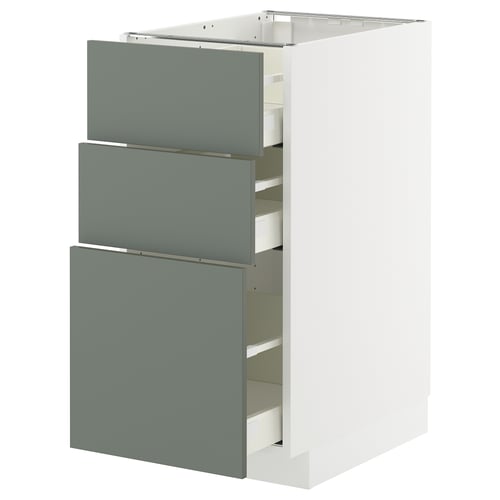 Een witte METOD kast met drie grijsgroene lades. Het heeft een modern, minimalistisch ontwerp.