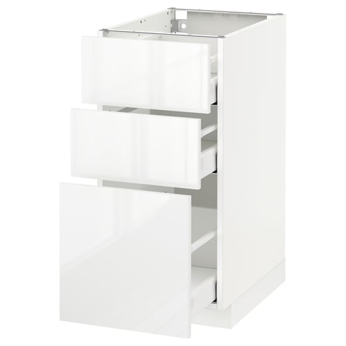 Een witte hoogglans METOD keukenkast met drie open lades met een strak, modern design.