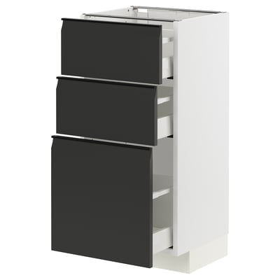 Moderne zwart-witte keukenkast met strakke lades.
