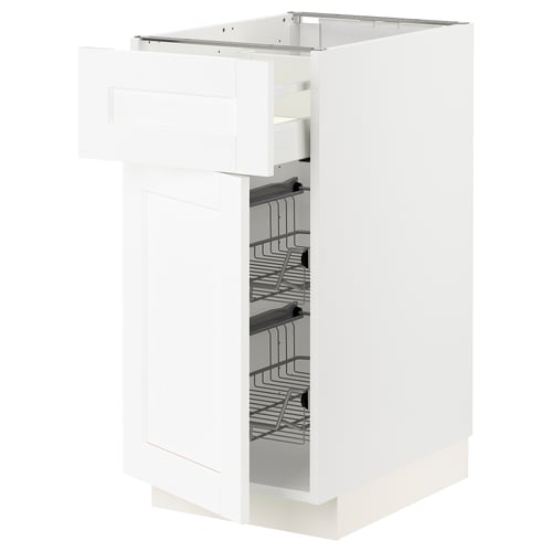 Een witte METOD keukenkast met zilveren draadmanden. De kast heeft een modern, strak design met een gedeeltelijk open lade voor gemakkelijke toegang.