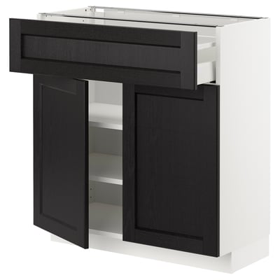 Zwart-witte keukenkast met twee deuren, een lade, verstelbare planken en donker hout met metalen hardware.
