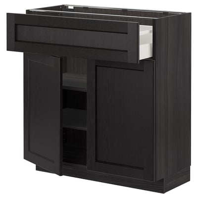 Zwarte keukenkast met lade, twee deuren en planken. METOD ontwerp.