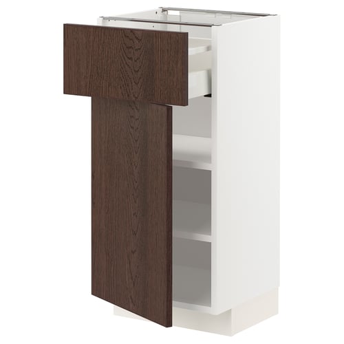 Een open witte METOD keukenkast met een donkerbruine sinarp houten lade. Het heeft verstelbare planken en een modern design.