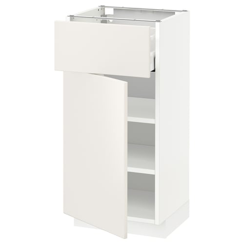 Deze afbeelding toont een witte, moderne keukenkast met één deur en een lade en twee planken.