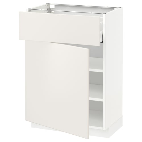 Een witte METOD keukenkast in een modern design met strakke lijnen. Het heeft een uittrekbare lade en twee open planken.