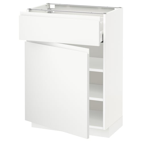 Moderne witte keukenkast met strakke geïntegreerde handgrepen en verstelbare plank.