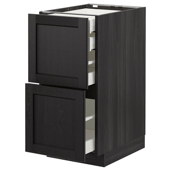 Zwarte keukenkast met open lade, donkere houten afwerking, modern design.