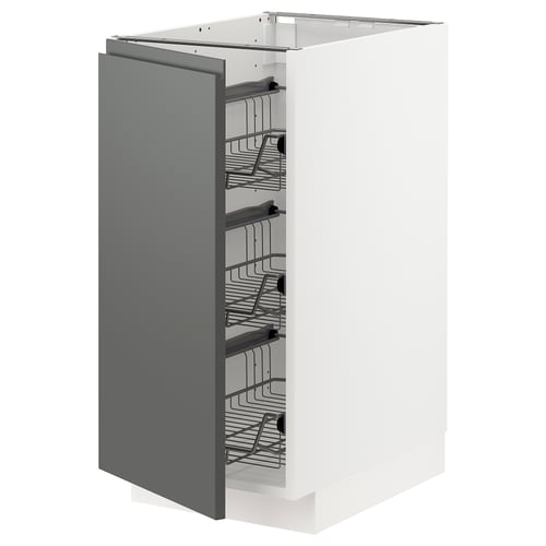 Een moderne, donkergrijze METOD keukenkast met draadmanden en een uittrekbaar ontwerp.