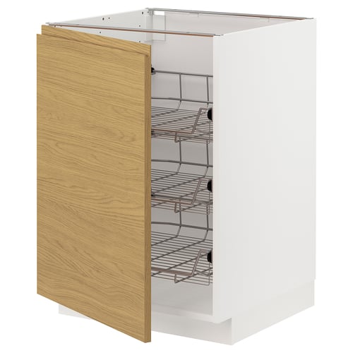 Open witte keukenkast met eikenhouten deur, draadplanken binnenin.