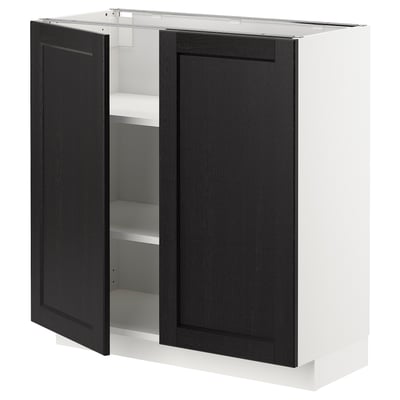 Een open donkergrijze houten keukenkast uit de ikeas METOD serie, met twee deuren en een verstelbare plank aan de binnenkant.