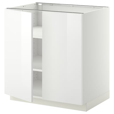 Een witte ikea METOD keukenkast. Het is rechthoekig, heeft een glanzende afwerking en een open plank.