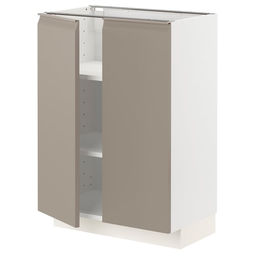 Een witte METOD keukenkast met grijs-beige deuren en een verstelbare plank.
