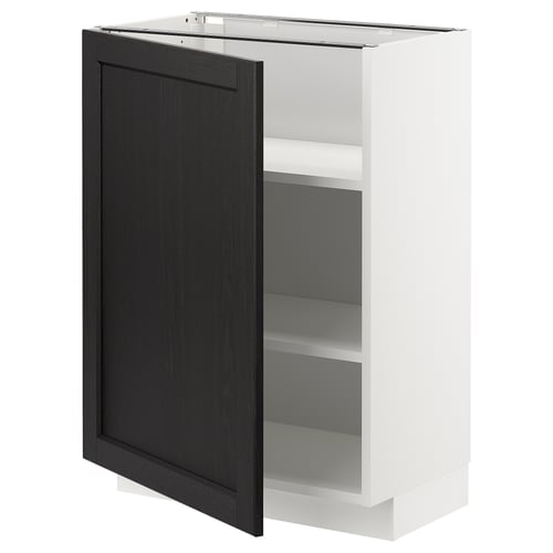 Een open METOD keukenkast met een zwart gebeitste lerhyttan deur. De kast heeft een wit frame en binnenplanken.