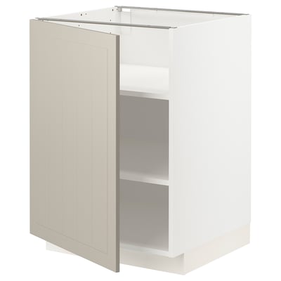 Een witte METOD keukenkast met beige deuren, voorzien van een stevig frame en verstelbare legplanken.