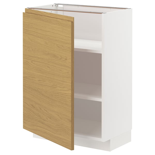 Dit is een witte en lichthouten METOD keukenkast met een open deur, waardoor er twee planken in uitkomen.