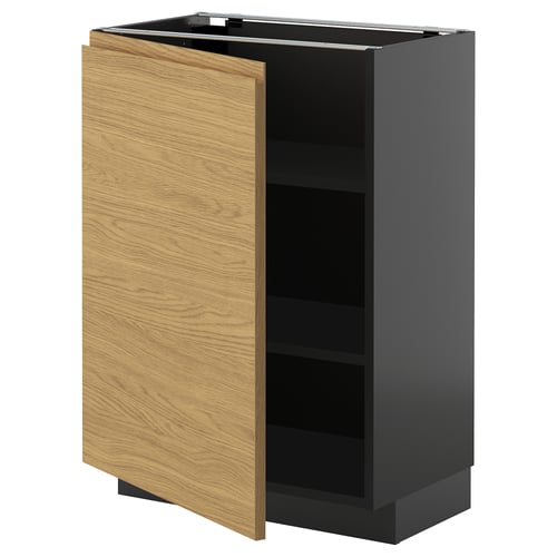 Donkergrijze ingelijste keukenkast met lichte houten deur, gedeeltelijk open, onthullende lege plank.