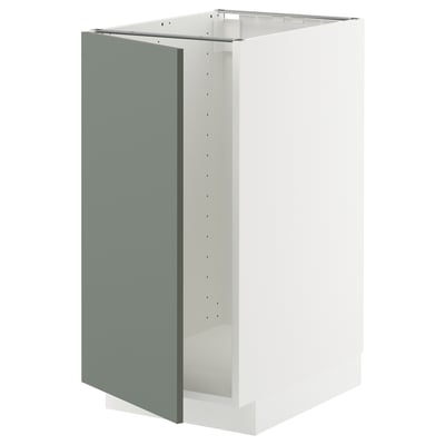 Een witte ikea METOD keukenkast met een grijsgroene deur. Het is een modern, rechthoekig ontwerp met een eenvoudige, strakke esthetiek.