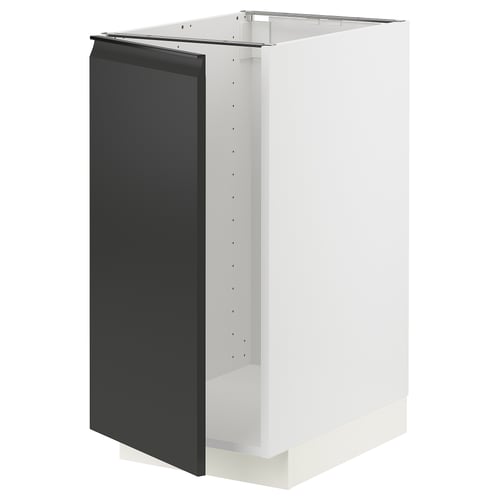 Witte keukenkast met zwarte deur, modern design, vierkante vorm.