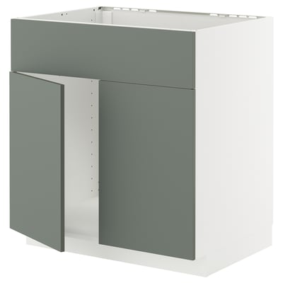 Moderne grijsgroene keukenkast met witte voet, voorzien van strakke, platte deuren en minimalistisch design.