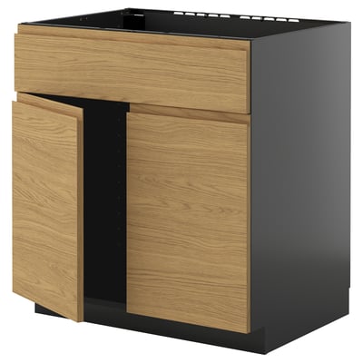 METOD keukenblok in eiken en zwart met minimalistisch design en geïntegreerde handgrepen.