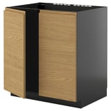 Moderne keukenkast met houten deurpanelen en zwart frame.
