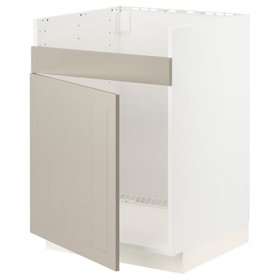 Een witte METOD keukenkast met beige stensund fronten, met een enkele deur en een draadrek aan de binnenkant.