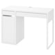 Een wit MICKE bureau met zilveren accenten. Het heeft een strak, minimalistisch ontwerp met één lade en een kabelbeheersysteem.