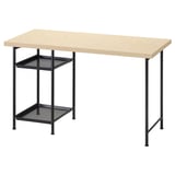 Het MITTCIRKEL bureau heeft een licht houten blad en zwarte metalen poten met planken. Het is ontworpen voor opslag en kabelbeheer.