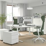 Moderne kantooropstelling. MITTZON wit bureau met groene stoel. Dubbele monitoren, strak design. Bureau staat hoog, stoel past netjes. Schone, minimalistische stijl.