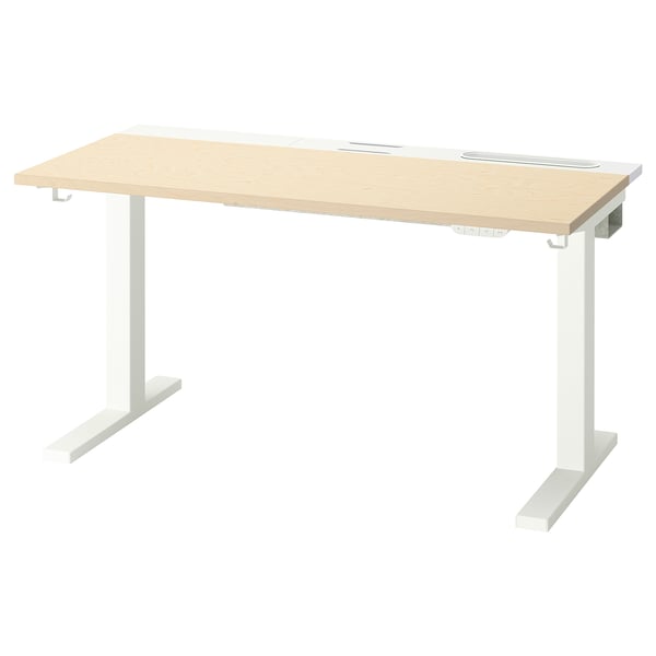 MITTZON zit/sta bureau met licht houten blad en witte poten, voorzien van dubbele motoren en kabelbeheer.
