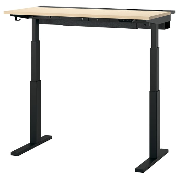 Modern zwart sta-bureau met licht houten blad, verstelbaar.
