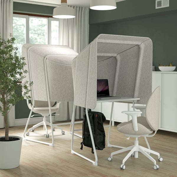 Privacy-stand: MITTZON. Lichtgrijs vilt. Lang, coconvormig. Inclusief laptopruimte. Past in standaardkamers.