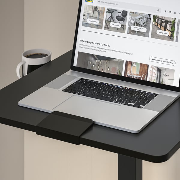 Laptoptafel met verstelbare hoogte, geschikt voor zit- en staposities.