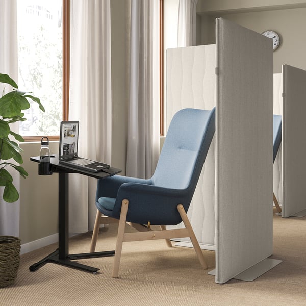 MITTZON laptoptafel, blauw, verstelbaar, plant, gordijnen, stoel, wandklok, moderne kantooropstelling.