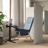 MITTZON laptoptafel, blauw, verstelbaar, plant, gordijnen, stoel, wandklok, moderne kantooropstelling.