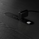 Usb-hub op houten tafel voor opladen en gegevensoverdracht.