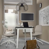 Modern kantoor met MITTZON tafel, stoelen, laptop en hanglamp. Centrale tafel met een bruine zak.