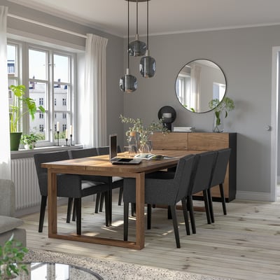 Moderne MÖRBYLÅNGA eethoek met stijlvolle verlichting en inrichting.
